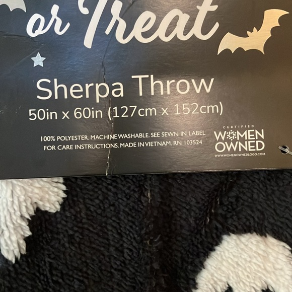 🖤👻VIRAL TikTok Ghostie sherpa throw blanket SO SOFT & COZY sherpa NWT - Picture 7 of 7